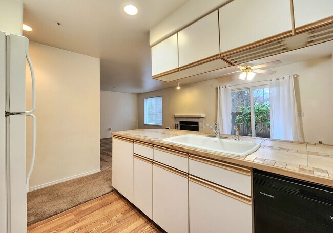 Building Photo - Everett Condo Near Boeing / Bonus 1/2 off 1st Month Rent!