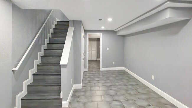 Building Photo - 2428 Brentwood Ave