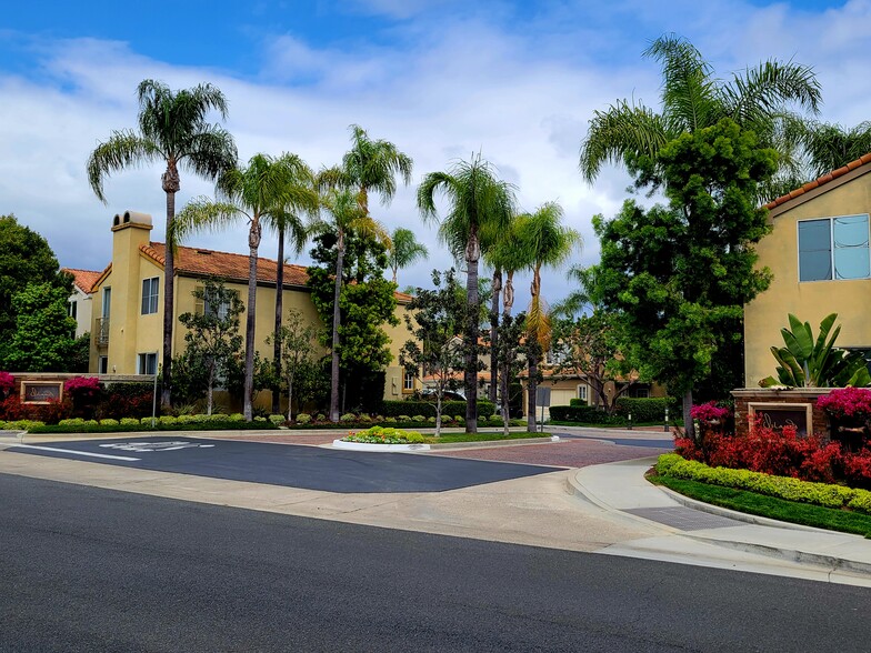 Deerhurst Dr. entrance - 59 Hawaii Dr