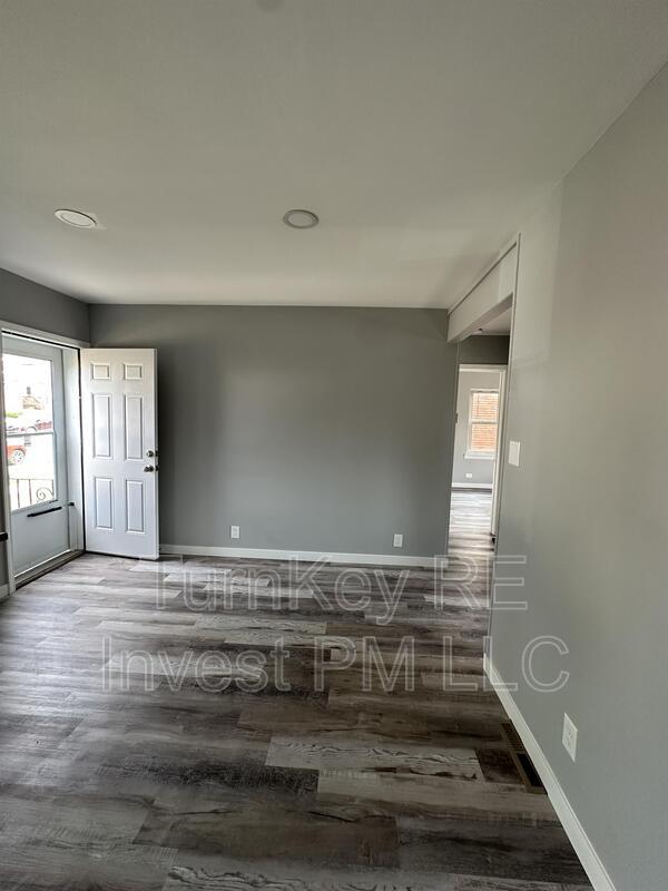 Building Photo - 18108 Oakwood Ave
