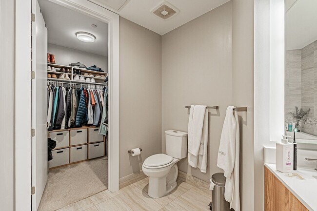 Building Photo - LUX 1BD, 1.5BA Lakehouse Condo with Bonus Den