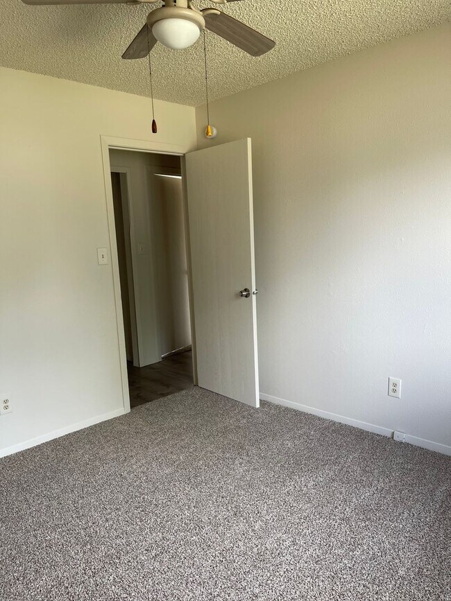 Building Photo - 3 bedroom, 1 bath