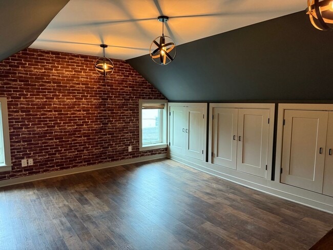 Building Photo - Beautifully updated THREE BEDROOM - Southe...