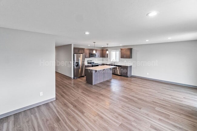 Building Photo - 1305 N Coach Dr