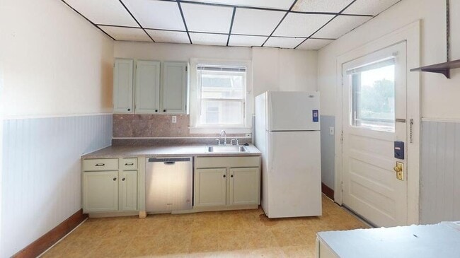 Building Photo - 930 Dewey-930DEW