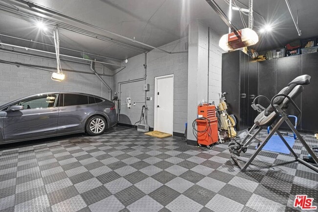 Building Photo - 2237 Century Hill