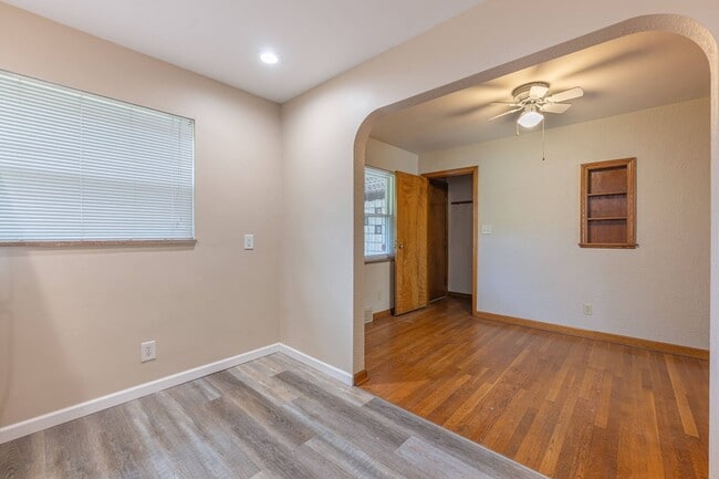 Building Photo - 1822 W Schantz Ave