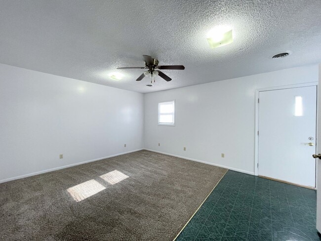 Building Photo - 2 bedroom home in South Hutchinson