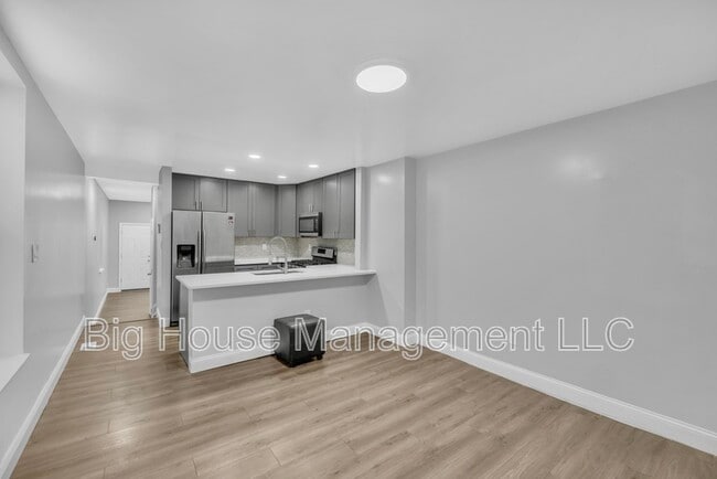 Building Photo - 226 N Madeira St