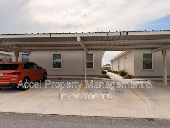 Building Photo - 816 N Abbey Ave