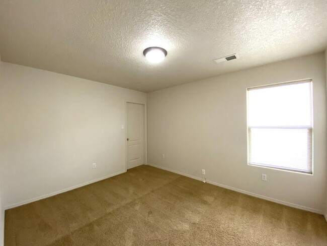 Building Photo - Large 5BR/2Story w/Balcony - Northern Meadows
