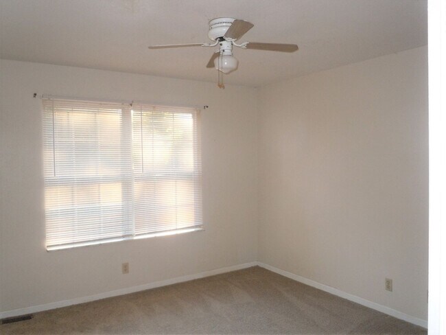 Building Photo - Two Bedroom Duplex with Modern Kitchen, 1 ...