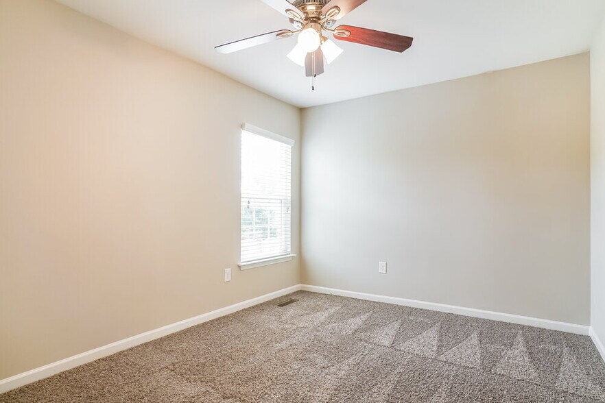 Building Photo - 1335 Lombar St