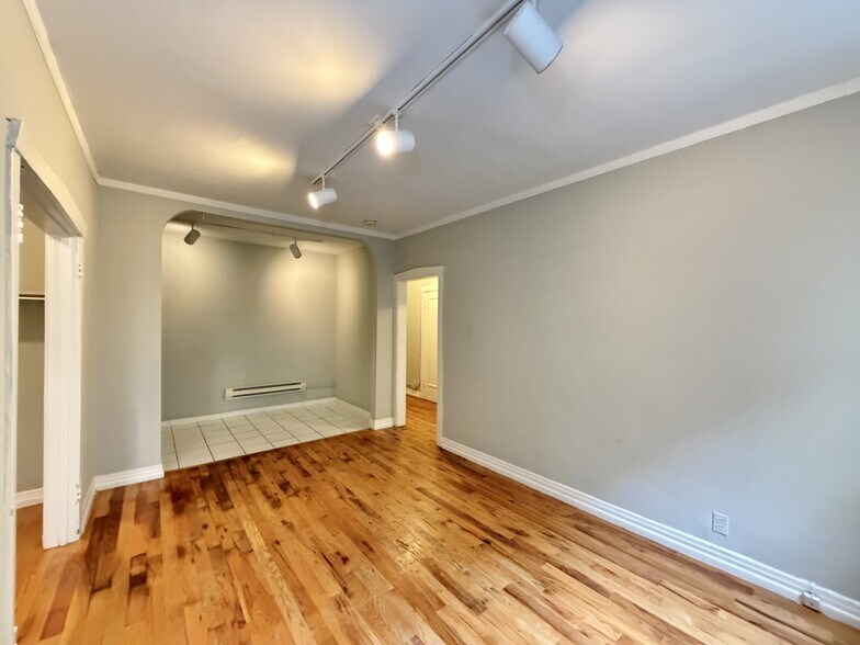 Building Photo - 457 W Melrose