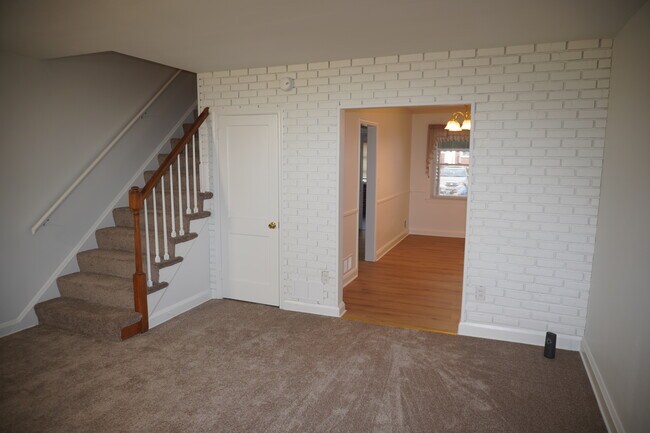 Building Photo - 137 Riverthorn Rd