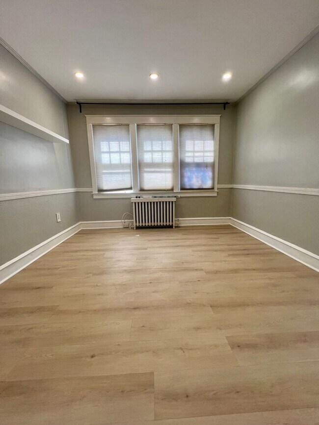 Building Photo - Gorgeous 3-Bedroom Townhome in Parkside! Available NOW!