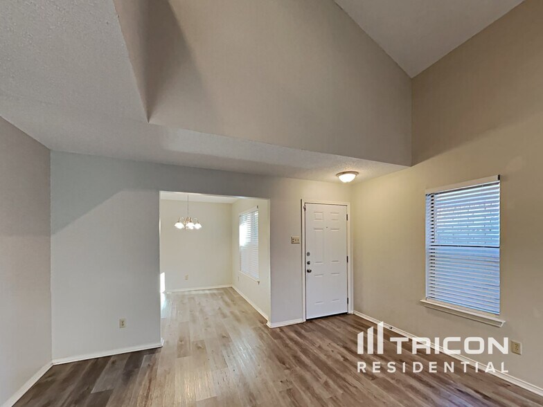 Building Photo - 1611 Sunset Village Dr