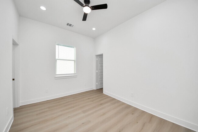 Building Photo - 8601 Amadwe St