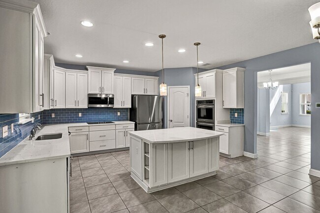 Building Photo - Beautiful 5/4 Home with Over 4k sqft, Fenced in Yard & 3 Car Garage! Pet friendly!