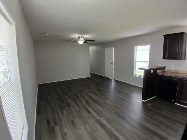 Building Photo - 1400 Banana Rd