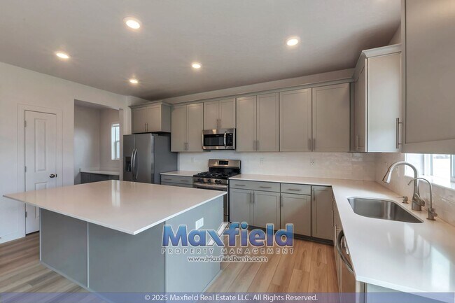 Building Photo - Saratoga Springs 5BD - 3.5BTH - 2GAR
