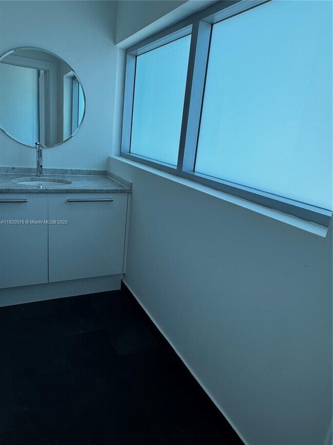 Building Photo - 900 Biscayne Blvd