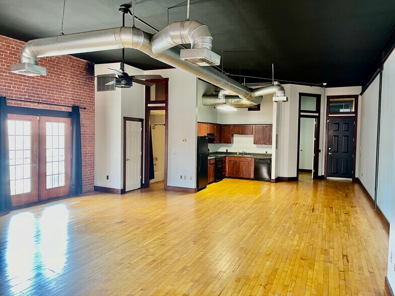 Building Photo - 115 E Tyler St