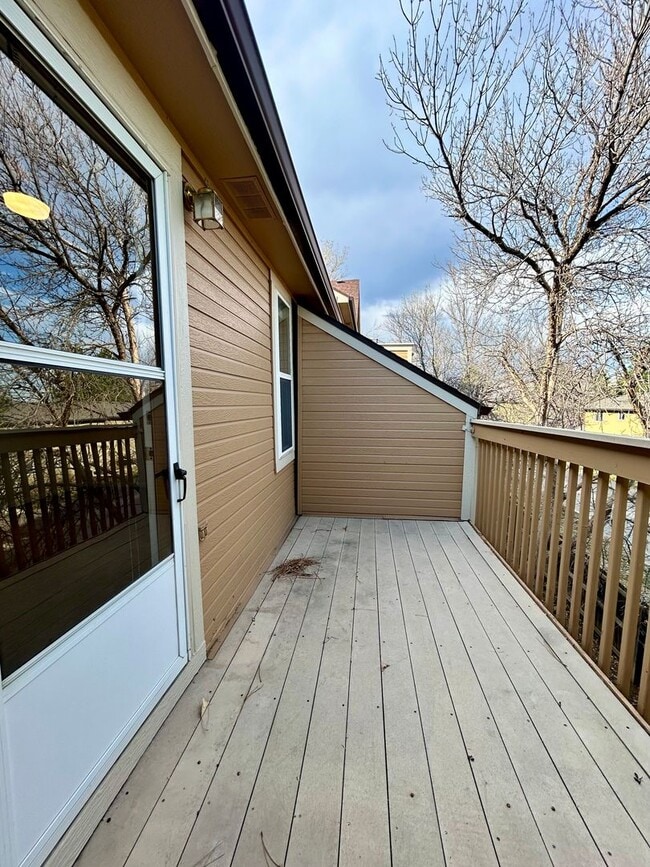 Building Photo - Sunny & Spacious 2-Bedroom Townhome