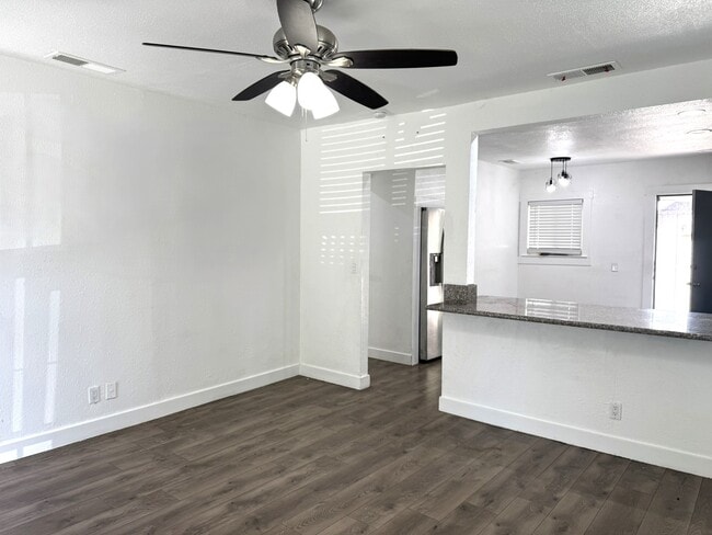 Building Photo - 1532 N Calaveras St