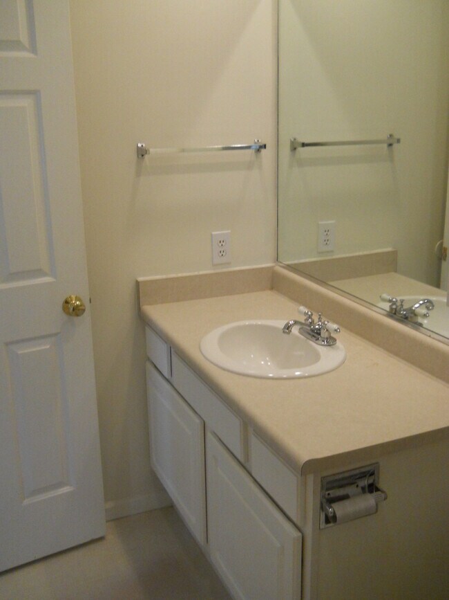 Building Photo - 911 Jasmine Dr