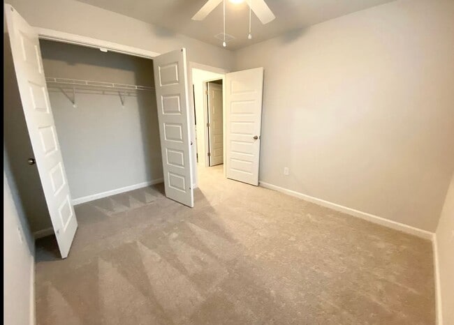 Building Photo - 4 Bed 3 Bath Single Family Home