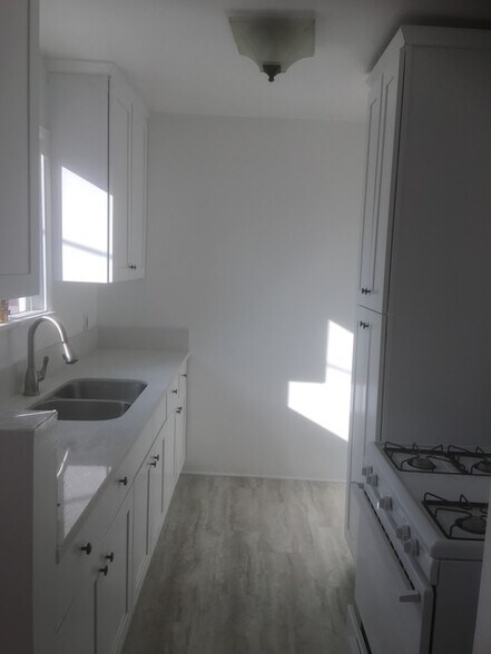 Building Photo - 4261 1/2 Garthwaite Ave
