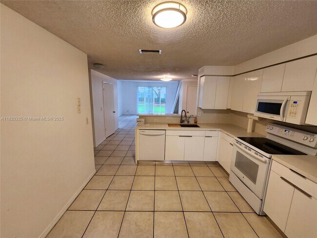 Building Photo - 1050 Sorrento Dr