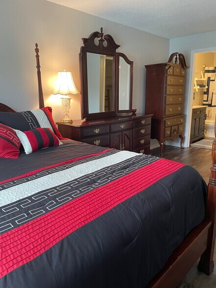 1st bedroom - 900 Taylor St