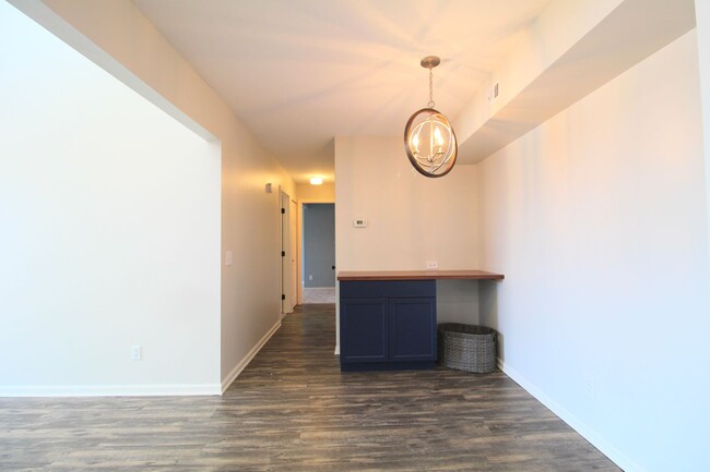 Building Photo - Top floor completely remodeled condo with ...