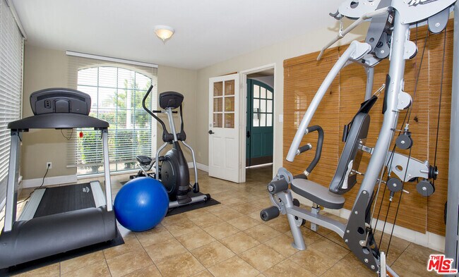 Building Photo - 1430 Colby Ave