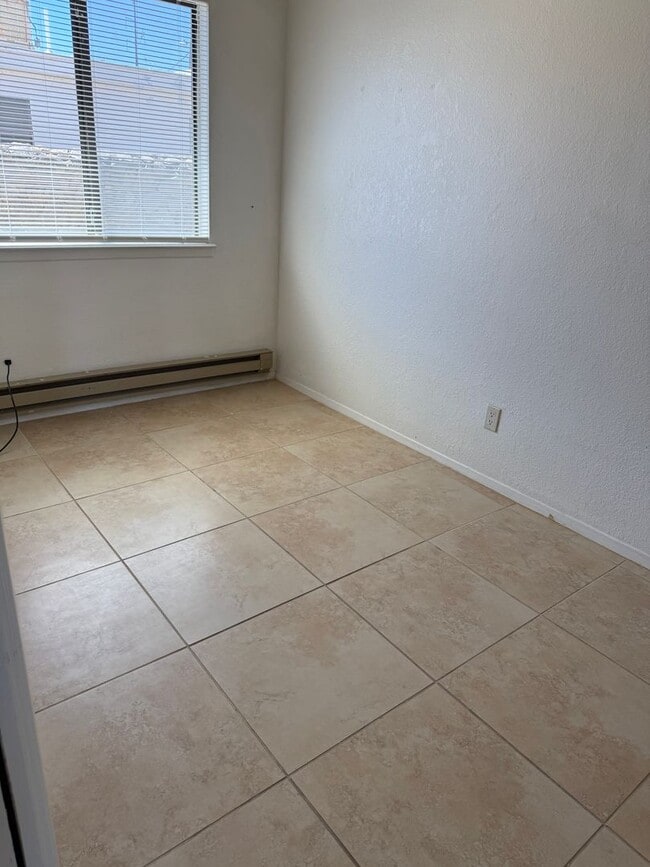 Building Photo - Plain