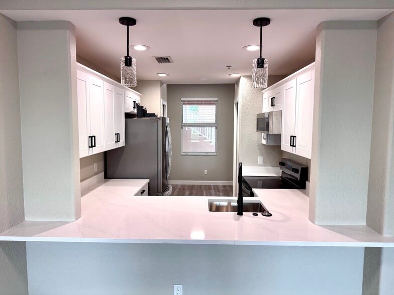 Building Photo - 819 Fairwaycove Ln