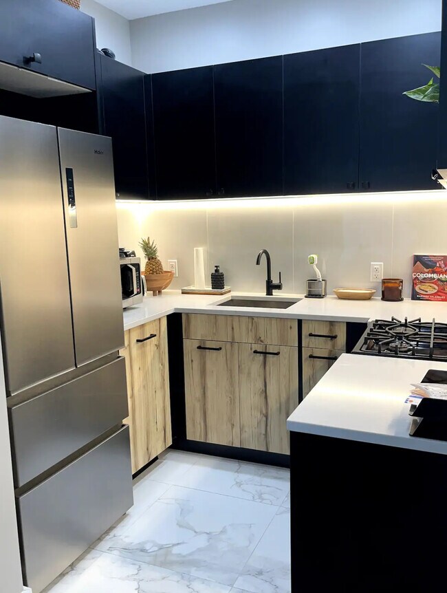 Building Photo - 864 Madison St