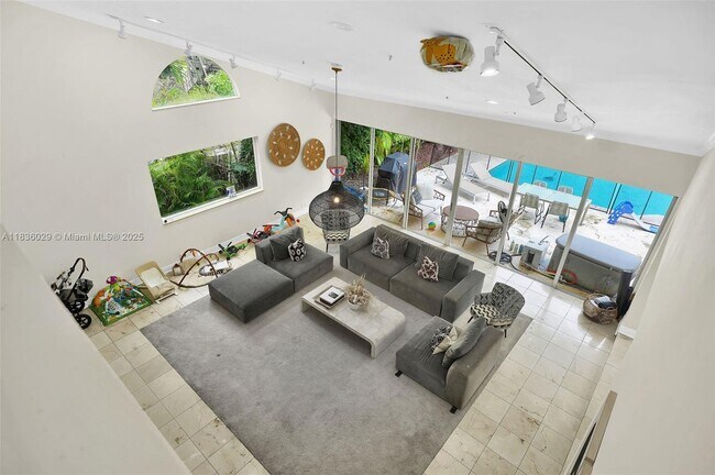 Building Photo - 5555 La Gorce Dr