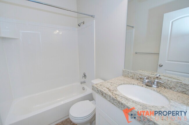 Building Photo - 1807 N Crest Rd