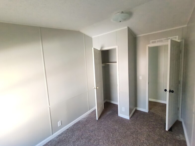 Building Photo - 83 Deerwood Park