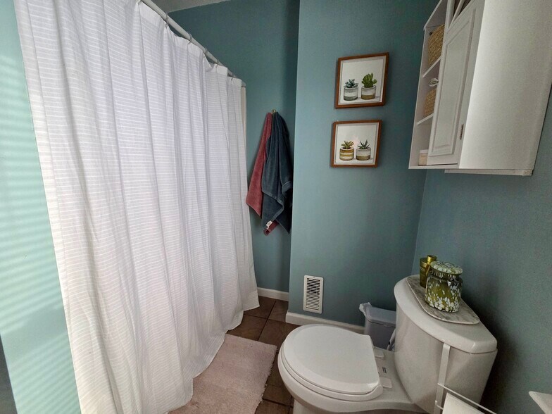 Building Photo - 814 South Ave