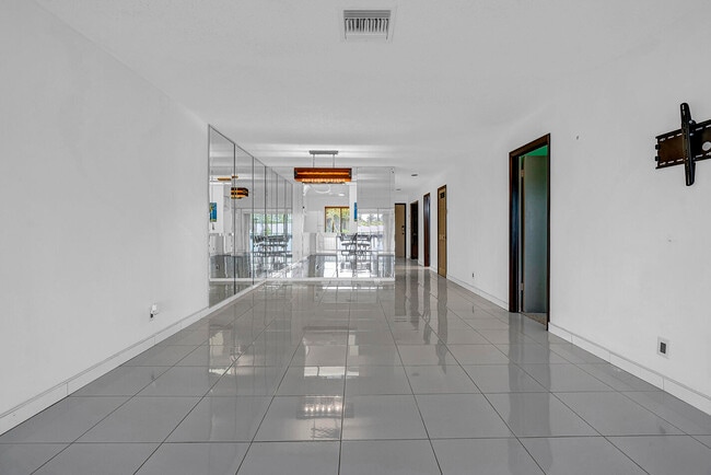 Building Photo - 13761 Via Aurora