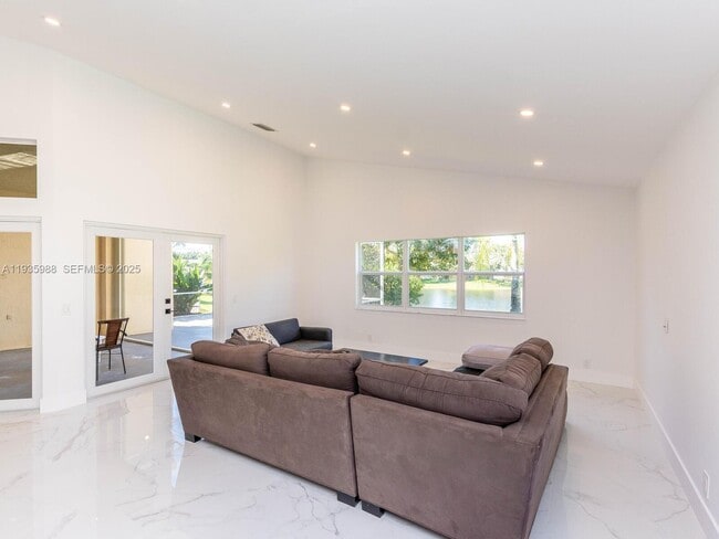 Building Photo - 381 Cameron Dr