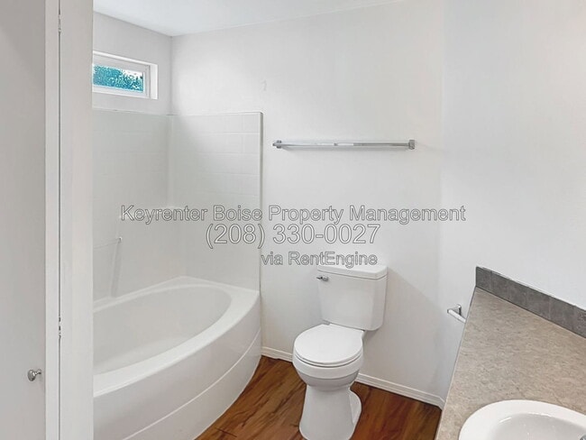 Building Photo - 2111 E White Oak Ct