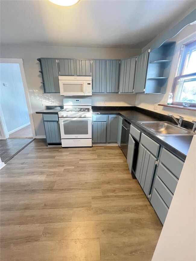 Building Photo - 26 Fairway Dr