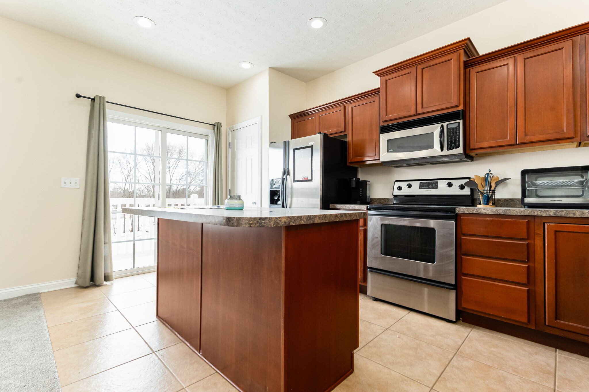 Building Photo - 433 Abbey St