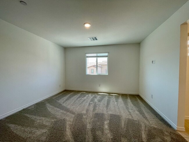 Building Photo - Gated 3 Bed, 2.5 Bath, 2 Car Garage Townho...