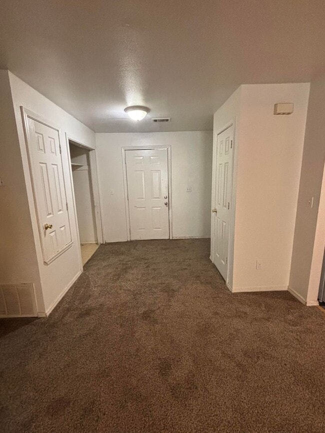 Building Photo - 2 Bed Duplex in Pryor